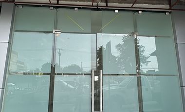 Locales comerciales en renta, con estacionamiento a pie de carretera