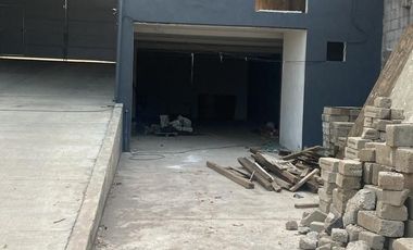 Locales comerciales en renta, con estacionamiento a pie de carretera