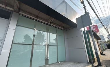 Locales comerciales en renta, con estacionamiento a pie de carretera
