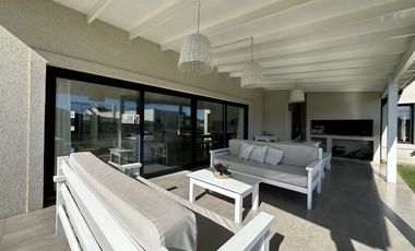 Moderna casa en alquiler temporal