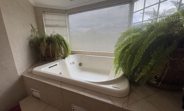 CASA EN VENTA O RENTA CUMBAYA URB. LUJO