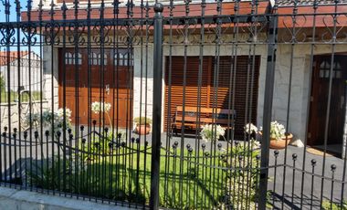 CHALET DE 6 AMBIENTES CON QUINCHO Y PISCINA EN COLINAS PERALTA RAMOS (APTO CREDITO)