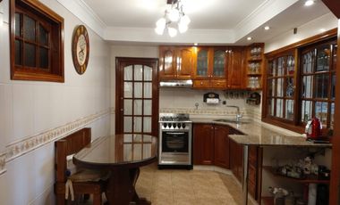 CHALET DE 6 AMBIENTES CON QUINCHO Y PISCINA EN COLINAS PERALTA RAMOS (APTO CREDITO)