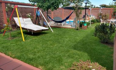 CHALET DE 6 AMBIENTES CON QUINCHO Y PISCINA EN COLINAS PERALTA RAMOS (APTO CREDITO)