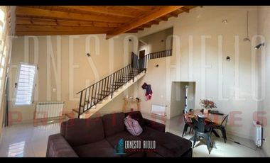 VENTA HERMOSO CHALET 4 AMB CON COCHERA, GALERIA Y FONDO LIBRE.