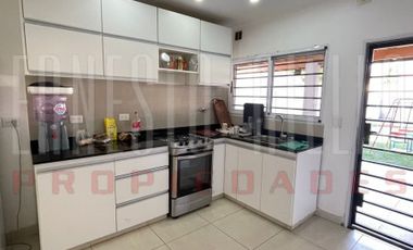 VENTA HERMOSO CHALET 4 AMB CON COCHERA, GALERIA Y FONDO LIBRE.