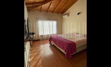 VENTA HERMOSO CHALET 4 AMB CON COCHERA, GALERIA Y FONDO LIBRE.