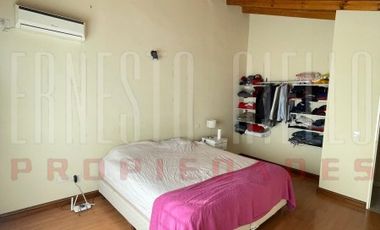 VENTA HERMOSO CHALET 4 AMB CON COCHERA, GALERIA Y FONDO LIBRE.