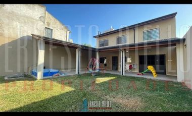 VENTA HERMOSO CHALET 4 AMB CON COCHERA, GALERIA Y FONDO LIBRE.
