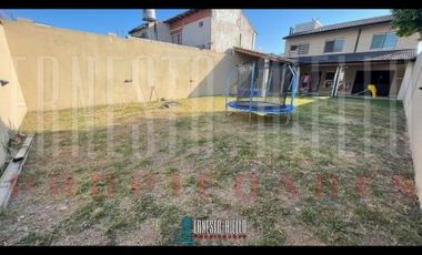 VENTA HERMOSO CHALET 4 AMB CON COCHERA, GALERIA Y FONDO LIBRE.