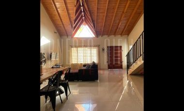 VENTA HERMOSO CHALET 4 AMB CON COCHERA, GALERIA Y FONDO LIBRE.