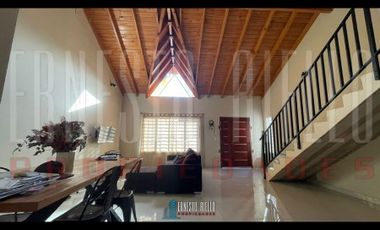 VENTA HERMOSO CHALET 4 AMB CON COCHERA, GALERIA Y FONDO LIBRE.