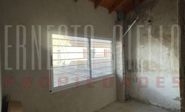 VENTA HERMOSO CHALET 4 AMB CON COCHERA, GALERIA Y FONDO LIBRE.