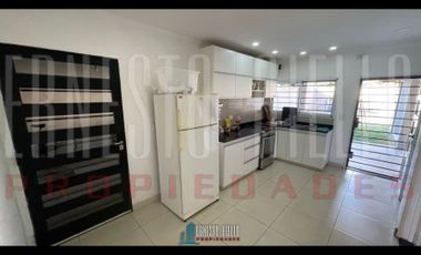 VENTA HERMOSO CHALET 4 AMB CON COCHERA, GALERIA Y FONDO LIBRE.