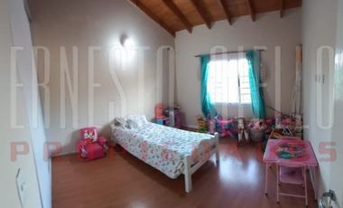 VENTA HERMOSO CHALET 4 AMB CON COCHERA, GALERIA Y FONDO LIBRE.