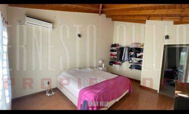 VENTA HERMOSO CHALET 4 AMB CON COCHERA, GALERIA Y FONDO LIBRE.