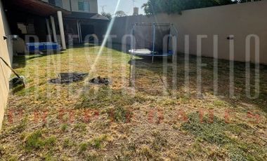 VENTA HERMOSO CHALET 4 AMB CON COCHERA, GALERIA Y FONDO LIBRE.