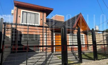 VENTA HERMOSO CHALET 4 AMB CON COCHERA, GALERIA Y FONDO LIBRE.