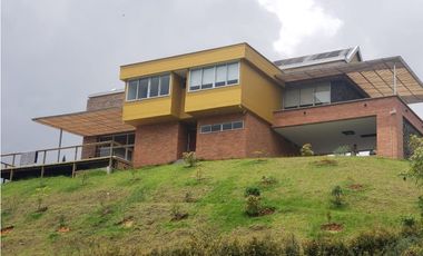 HERMOSA FINCA EN PARCELACION SANTA ELENA TOTALMENTE AMOBLADA