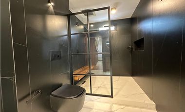 Exclusiva Casa de 3 Niveles en el Corazón de El Poblado
