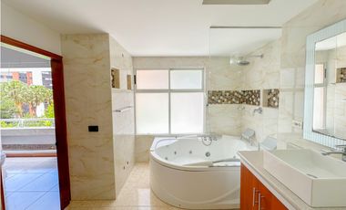 Exclusiva Casa de 3 Niveles en el Corazón de El Poblado