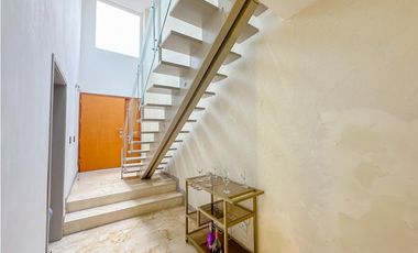 Exclusiva Casa de 3 Niveles en el Corazón de El Poblado