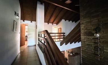 Venta Casa de 3 dormitorios con garage y fondo libre. Temperley Este.