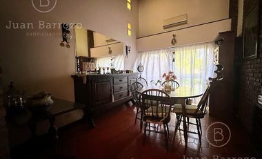 Venta Casa de 3 dormitorios con garage y fondo libre. Temperley Este.