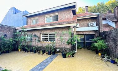Venta Casa de 3 dormitorios con garage y fondo libre. Temperley Este.