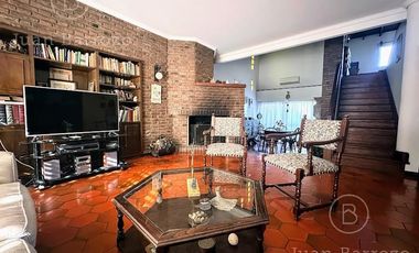 Venta Casa de 3 dormitorios con garage y fondo libre. Temperley Este.