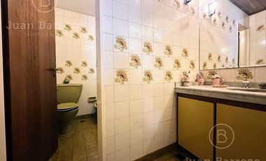 Venta Casa de 3 dormitorios con garage y fondo libre. Temperley Este.