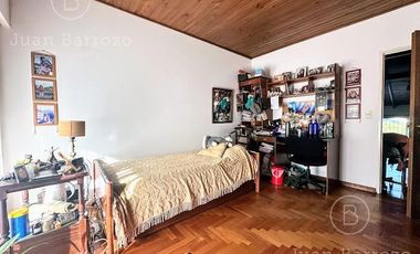 Venta Casa de 3 dormitorios con garage y fondo libre. Temperley Este.