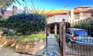 Venta Casa de 3 dormitorios con garage y fondo libre. Temperley Este.