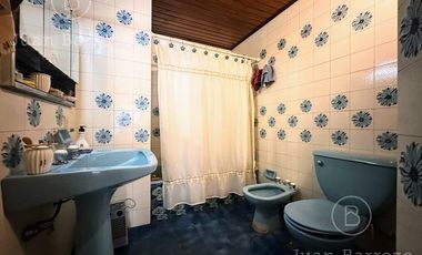 Venta Casa de 3 dormitorios con garage y fondo libre. Temperley Este.