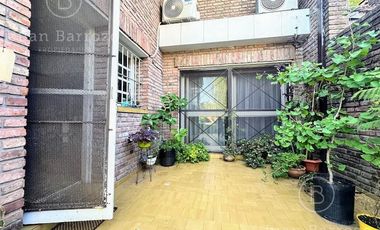 Venta Casa de 3 dormitorios con garage y fondo libre. Temperley Este.