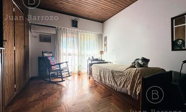 Venta Casa de 3 dormitorios con garage y fondo libre. Temperley Este.