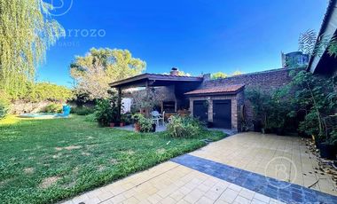 Venta Casa de 3 dormitorios con garage y fondo libre. Temperley Este.