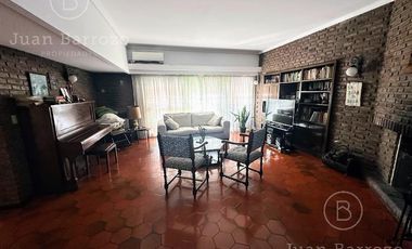 Venta Casa de 3 dormitorios con garage y fondo libre. Temperley Este.