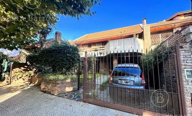 Venta Casa de 3 dormitorios con garage y fondo libre. Temperley Este.