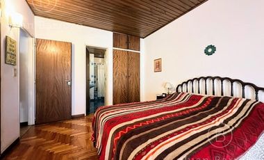 Venta Casa de 3 dormitorios con garage y fondo libre. Temperley Este.