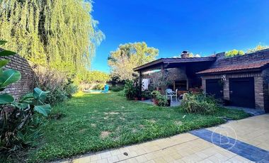 Venta Casa de 3 dormitorios con garage y fondo libre. Temperley Este.