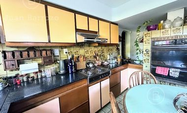 Venta Casa de 3 dormitorios con garage y fondo libre. Temperley Este.