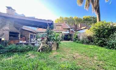 Venta Casa de 3 dormitorios con garage y fondo libre. Temperley Este.