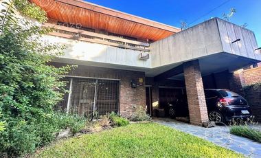 Venta Casa de 3 dormitorios con garage y fondo libre. Temperley Este.