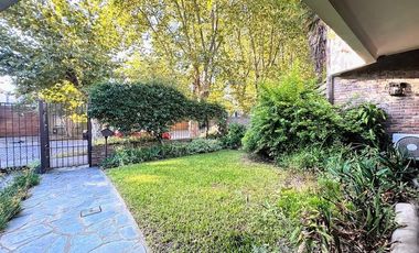 Venta Casa de 3 dormitorios con garage y fondo libre. Temperley Este.