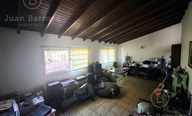 Venta Casa de 3 dormitorios con garage y fondo libre. Temperley Este.