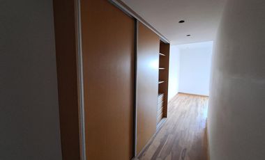 Departamento piso de tres ambientes a la venta en Quilmes