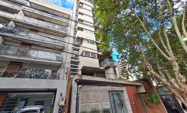 Departamento piso de tres ambientes a la venta en Quilmes