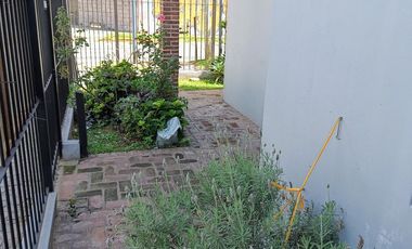 Casa en PH totalmente independiente en  esquina todo en una