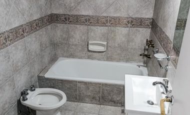 Casa en PH totalmente independiente en  esquina todo en una